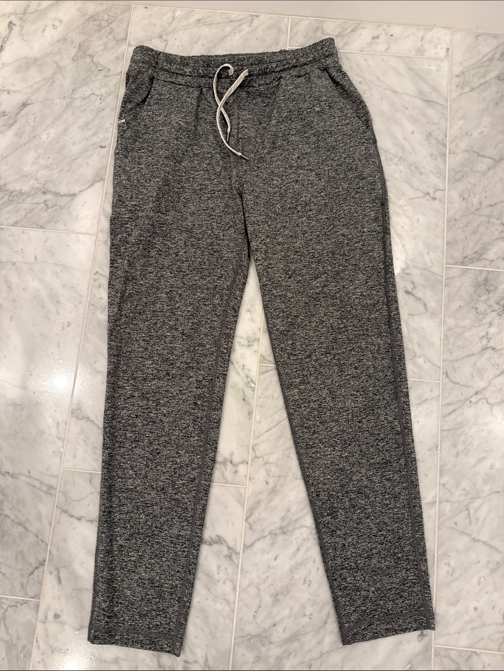 Vuori Men’s Gray Marled Joggers, size large